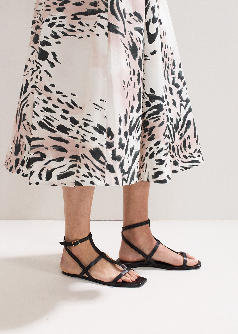 Strappy Flat Sandals - Black