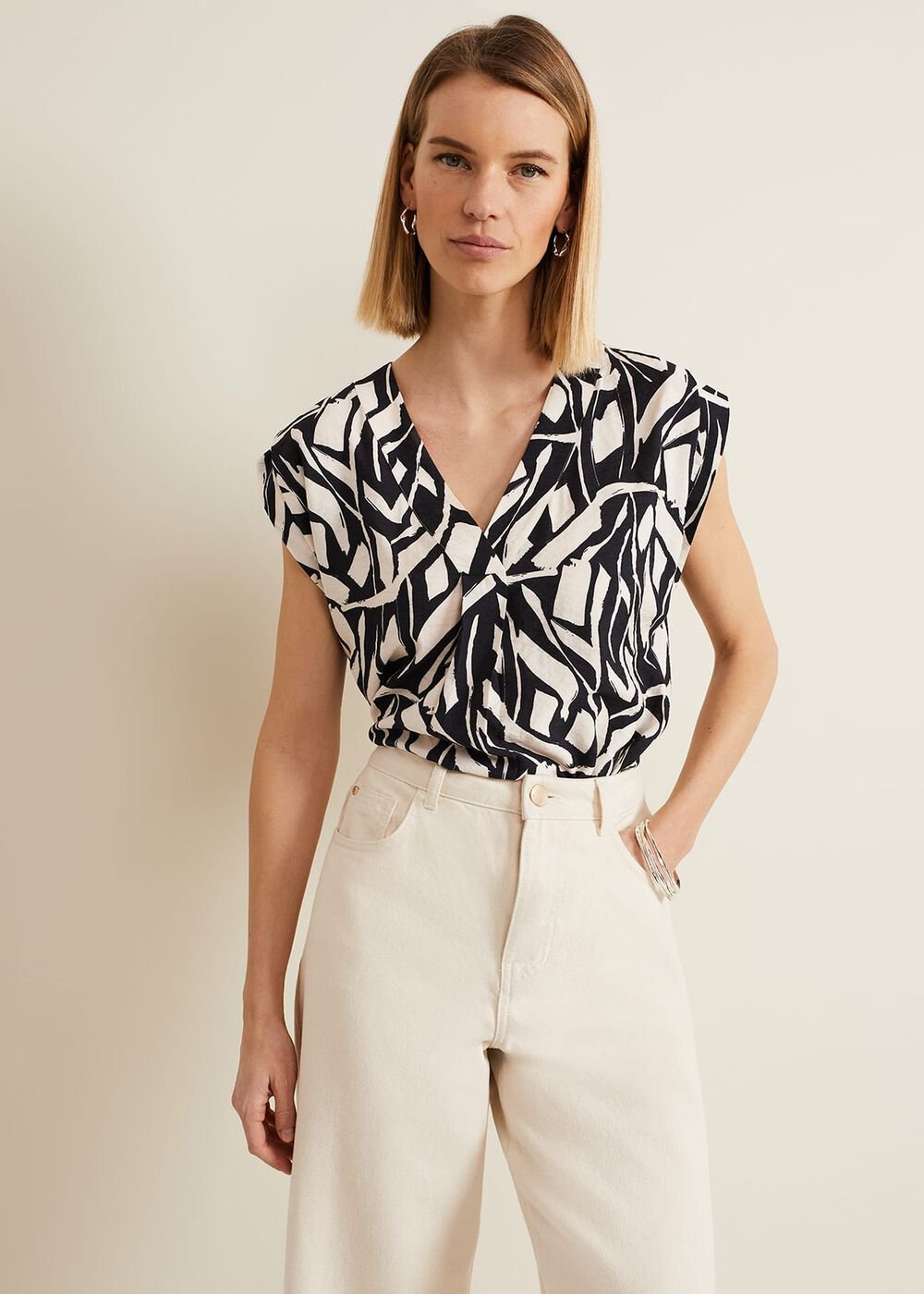 Celyn Notch Printed Blouse - Black/Ivory