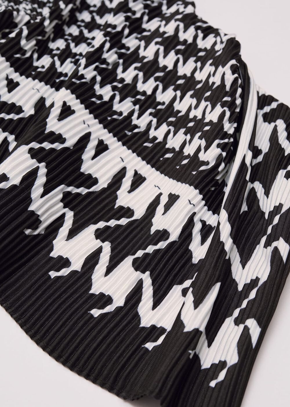 Houndstooth Pleated Scarf - Black