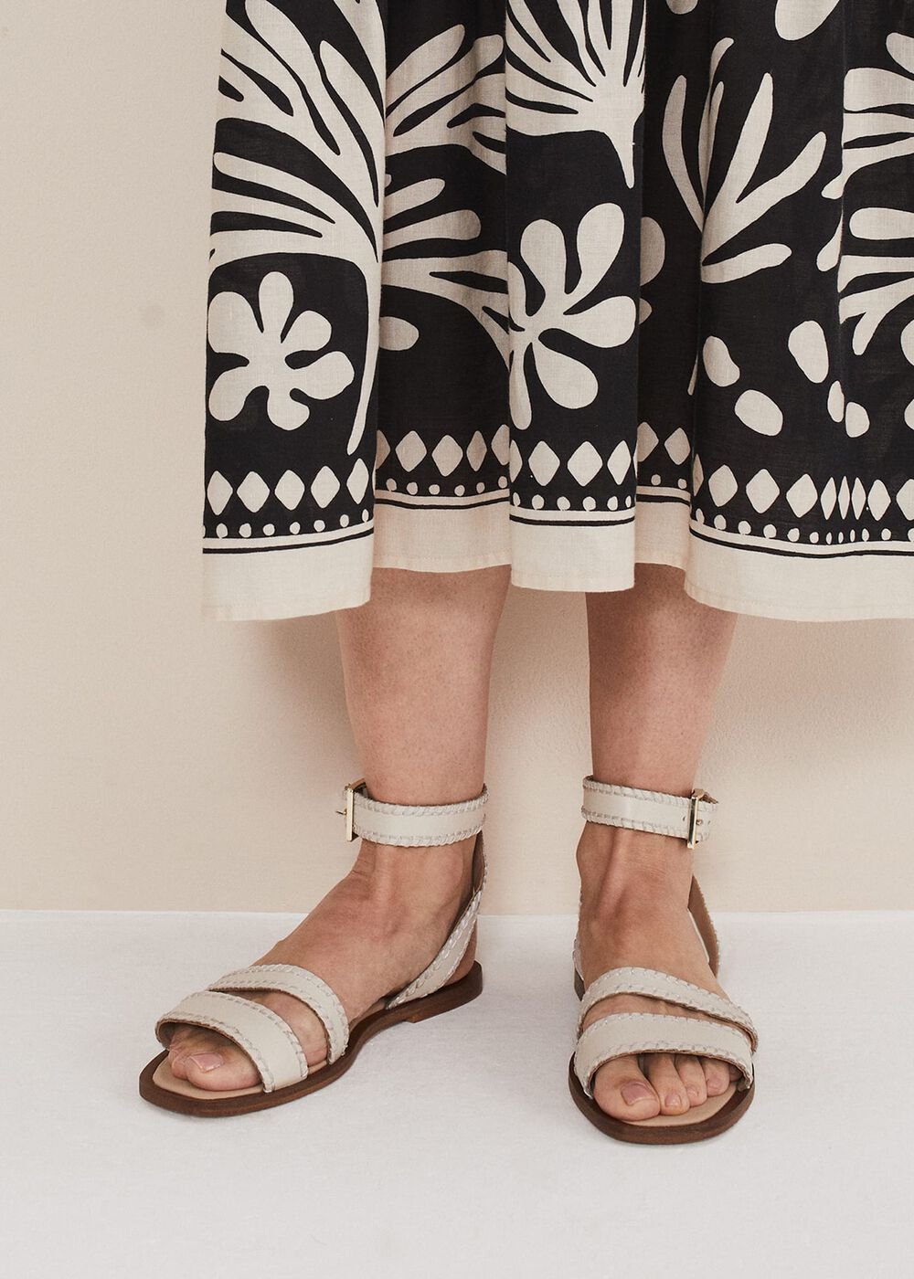 Leather Flat Sandals - Cream