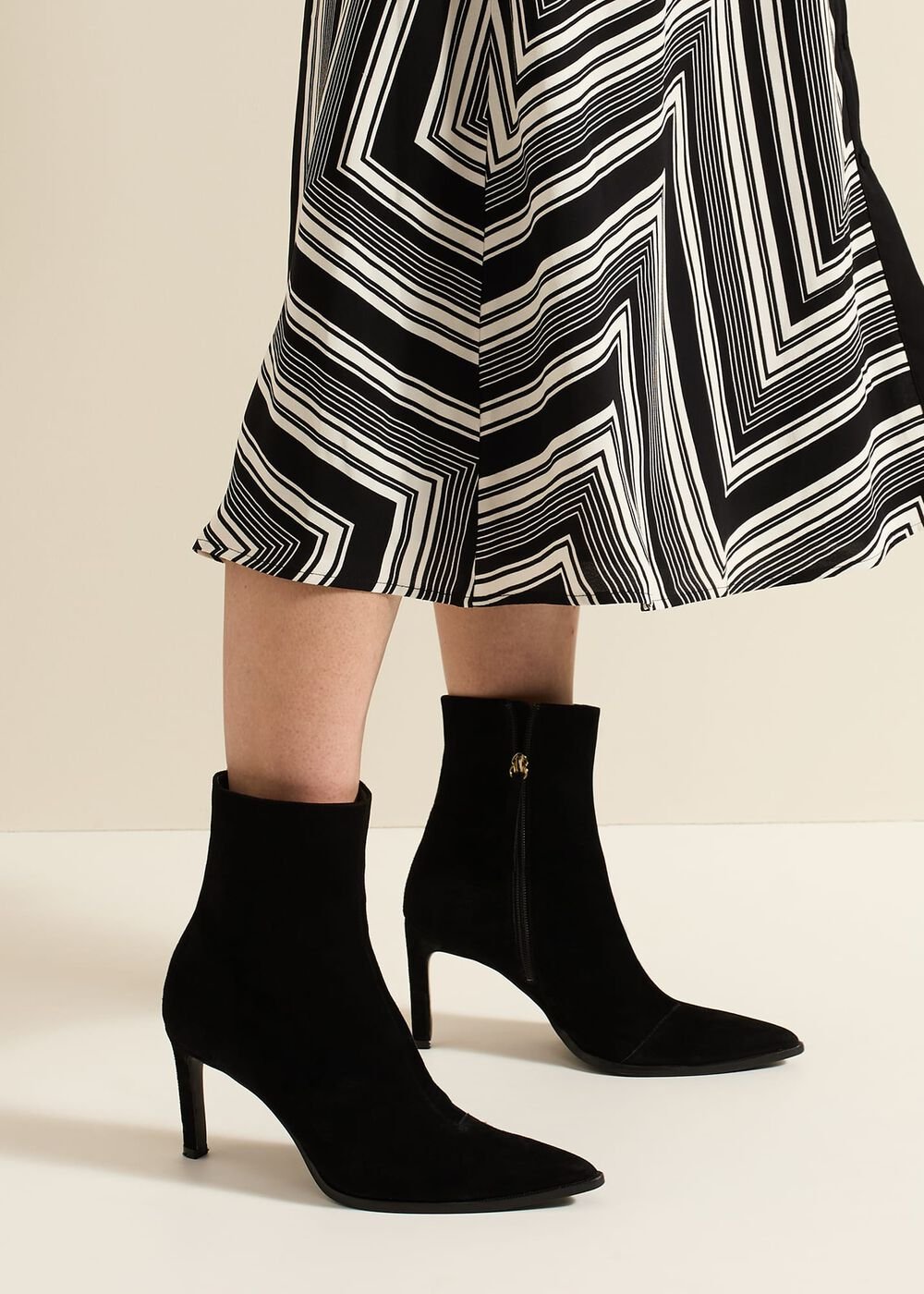 Black Suede Ponited Heeled Boots - Black